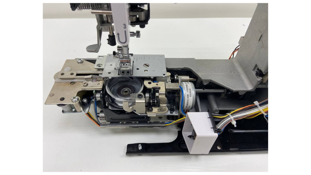 Фото  Компьютеризированная швейно-вышивальная машина EFFEKTIV UNICA 1500S | Текстильторг