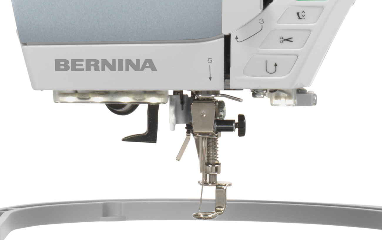 Фото  Швейно-вышивальная машина Bernina 570 QE с вышивальным блоком | Текстильторг