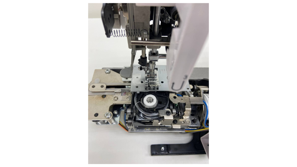 Фото  Компьютеризированная швейно-вышивальная машина EFFEKTIV Perfecta X | Текстильторг